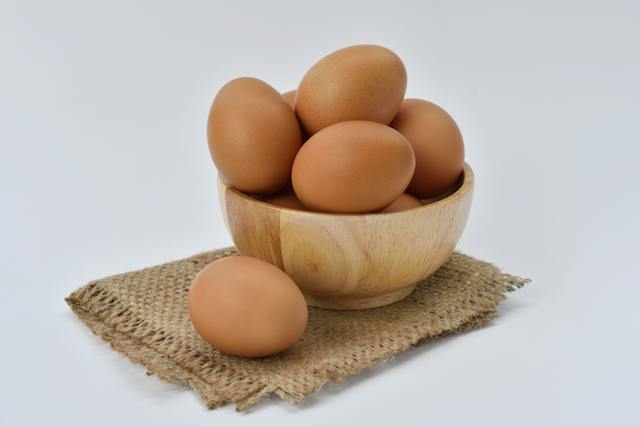 Quantas gramas de proteína tem um ovo